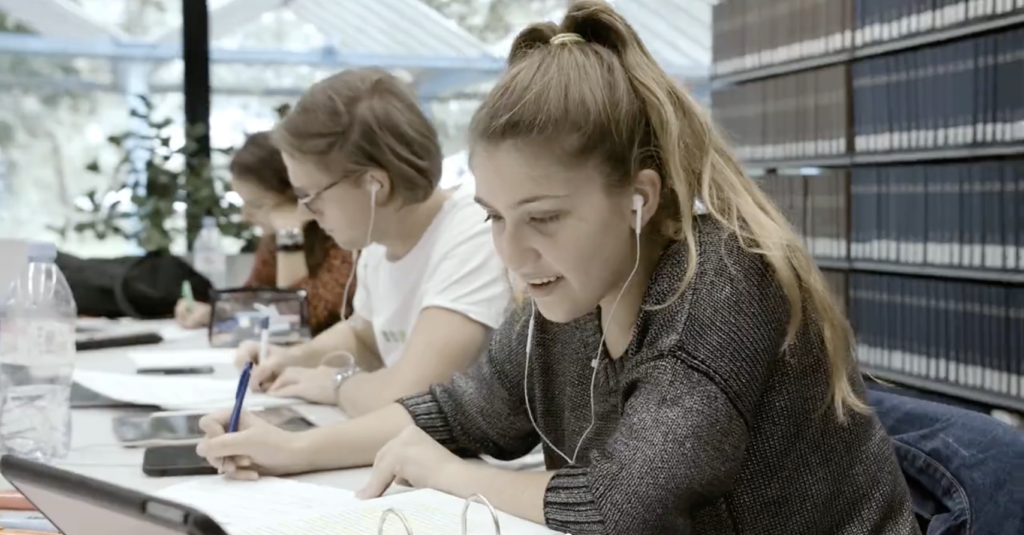 Studenten blokken in de bib